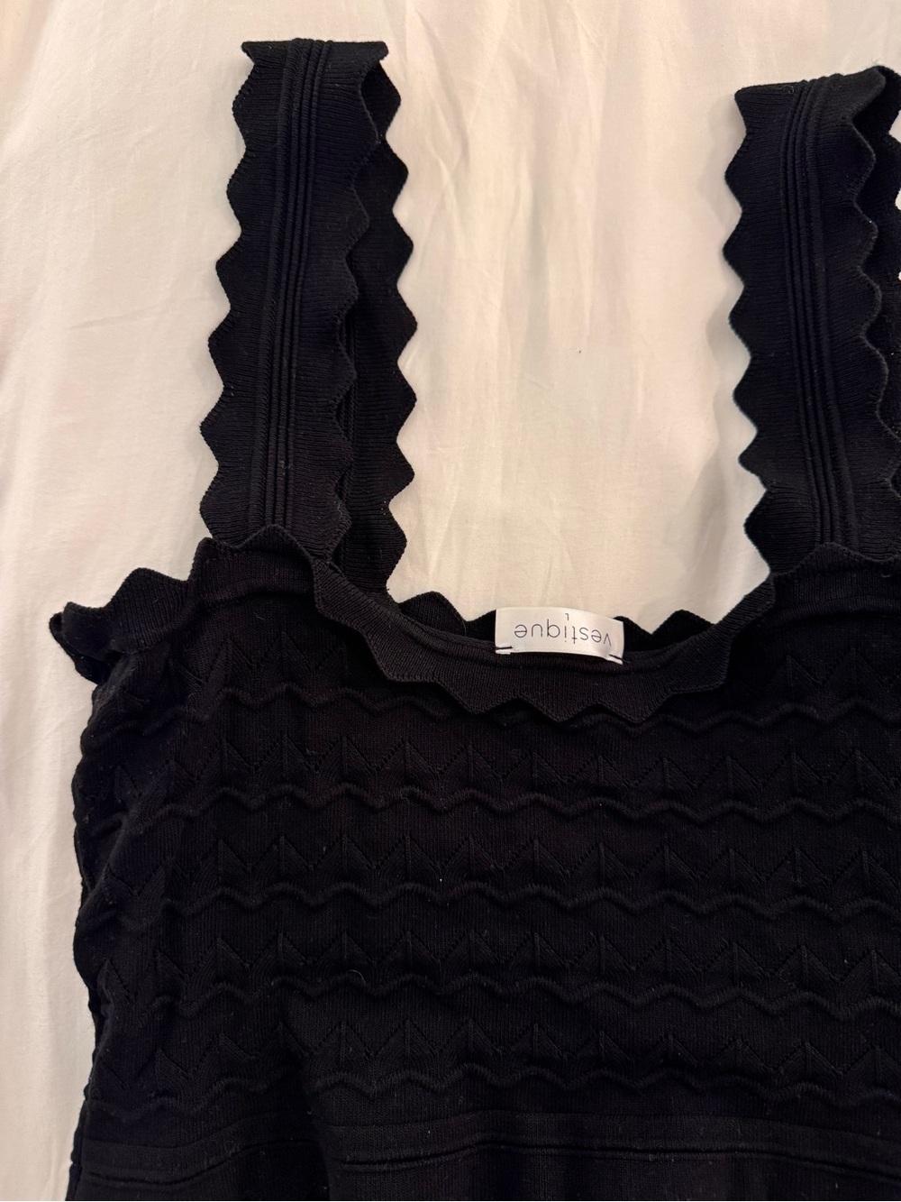 Vestique Black Scalloped Knit Tank Size large